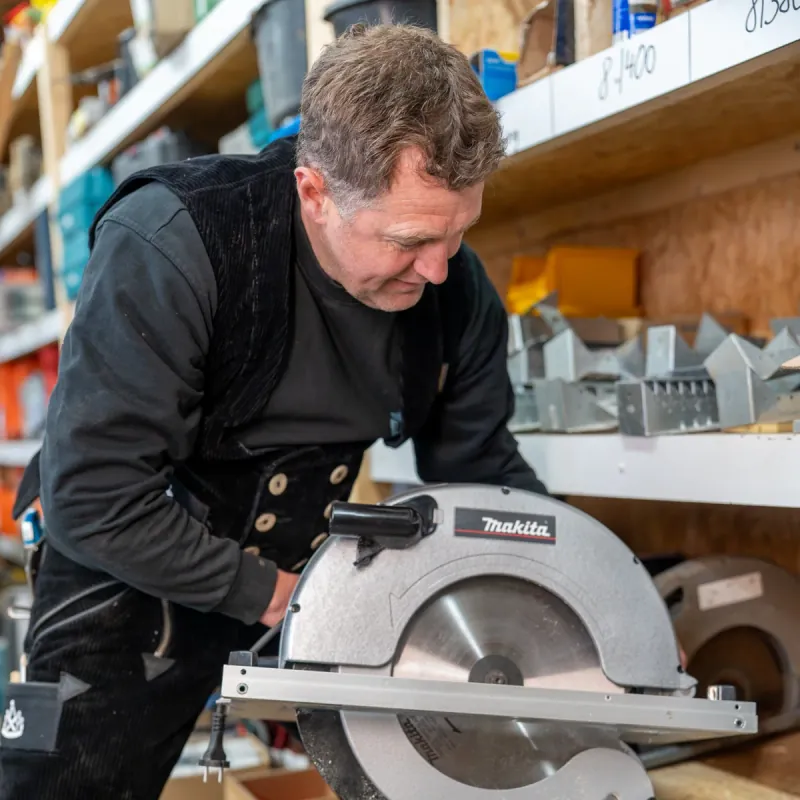 Präziser Holz-Zuschnitt mit der Makita-Kreissäge in der Werkstatt der Zimmerei Der Holzprofi — Beispiel Innenausbau